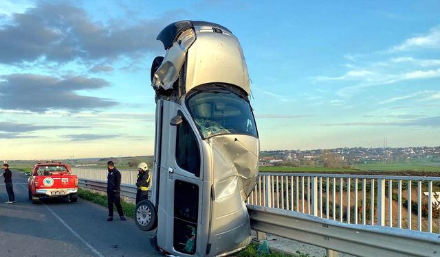 Bariyere çarpan araç dik vaziyette kaldı
