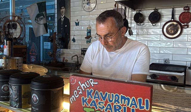 Bodrum'da Büfesinde Kütüphane Kurdu