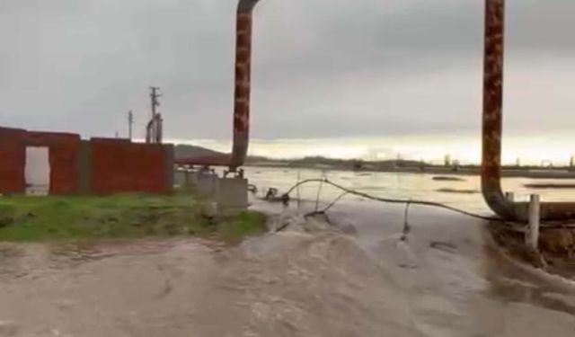 Çanakkale'de sağanakta Tuzla Çayı taştı