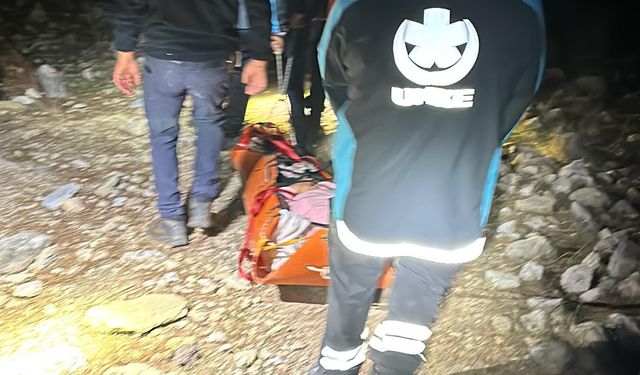 Dağlık alanda yaralı olarak mahsur kalan turist, 5,5 saatte kurtarıldı