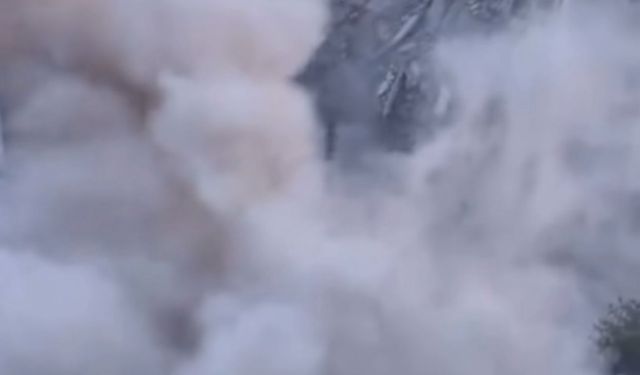 Diyarbakır'da ağır hasarlı bina, yıkım sırasında çöktü