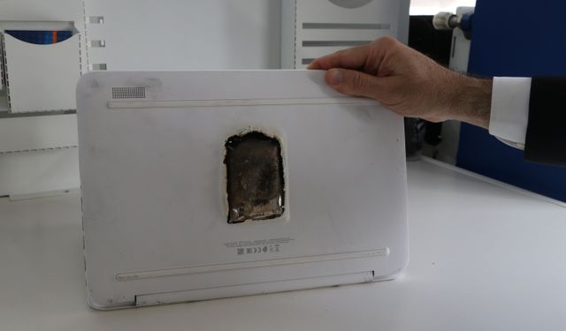 Dizüstü bilgisayarı patladı; o anlar kameraya yansıdı