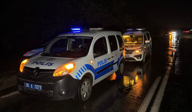 Eskişehir'de İki Otomobil Kafa Kafaya Çarpıştı