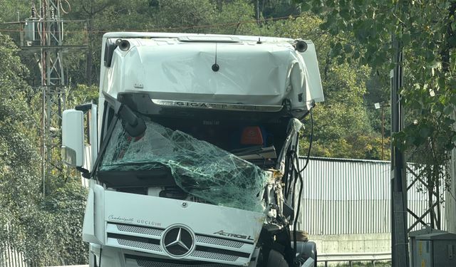 Eyüpsultan'da 2 TIR çarpıştı