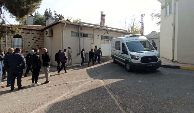 Gaziantepte otomobil kamyona arkadan çarptı