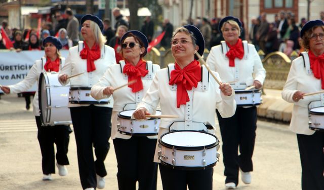 Geçit Töreninde Hediye Yarışı