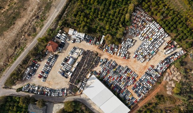 'Hacizli' bagaj kapağı, 3 yıldır otoparkta bekliyor
