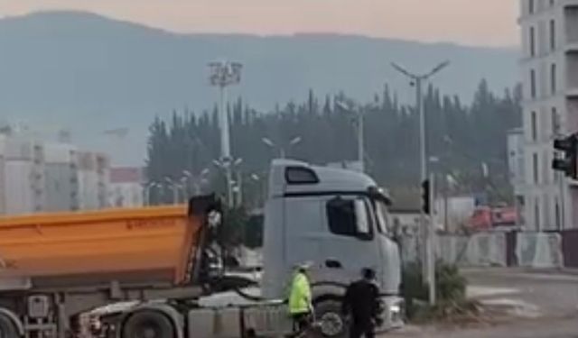 Hatay'da Polis, Yoldaki Çukuru Kürekle Kapattı