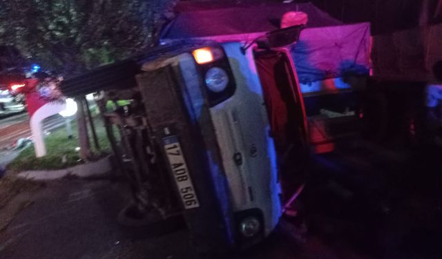 Havran'da kamyonet ve kamyon çarpıştı