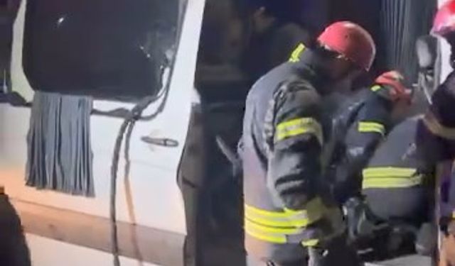 İşçileri Taşıyan Minibüs, TIR'a Arkadan Çarptı