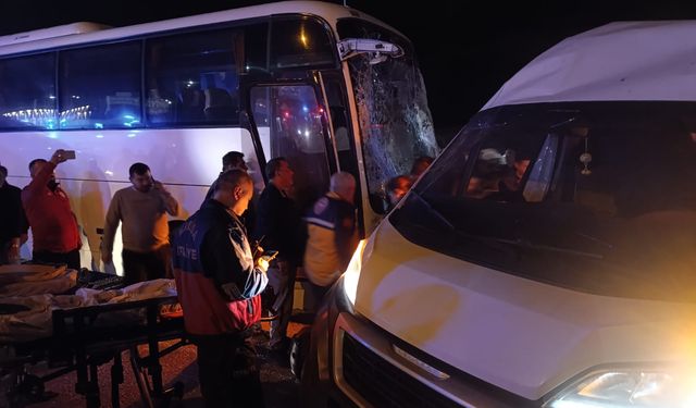İzmir'de otobüs ve minibüs çarpıştı