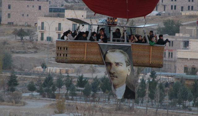 Kapadokya'da sıcak hava balonlarına Atatürk posterleri asıldı