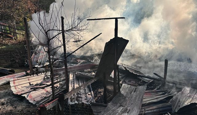 Karabük'te 2 katlı ahşap ev küle döndü