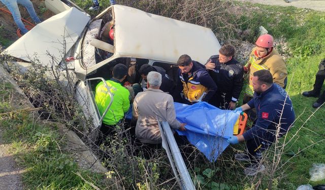 Kırkağaç'ta Otomobil Şarampole Devrildi
