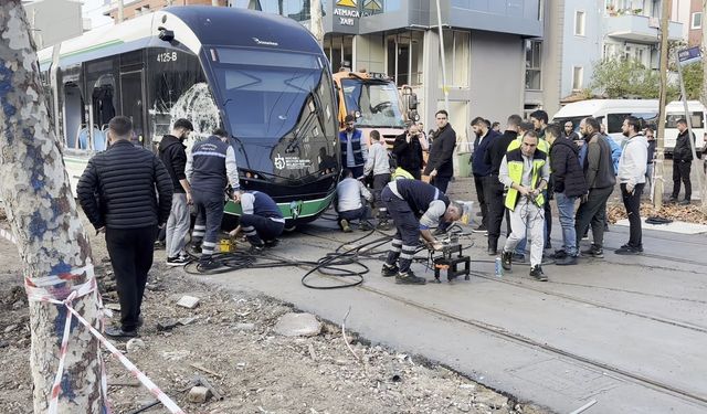 Kocaeli'nde tramvay ile çöp kamyonu çarpıştı