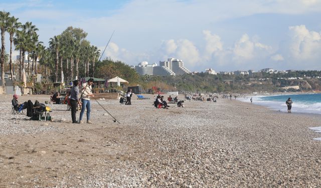 Konyaaltı Sahili'nde amatör balıkçılar olta attı
