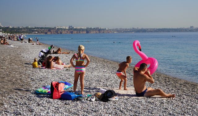 Konyaaltı Sahili'nde kasım ayında deniz keyfi