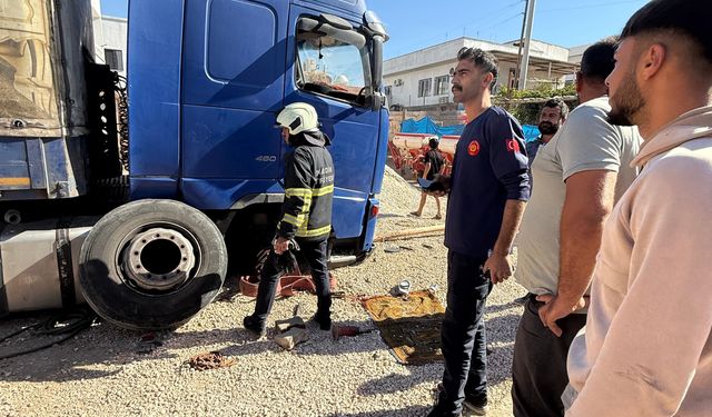 Lastiğini Değiştirdiği TIR'ın Altında Kaldı