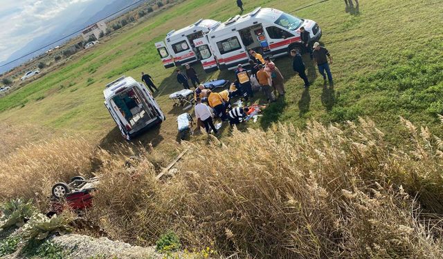 Manisa'da otomobil tarlaya savruldu: 1'i bebek 5 kişi yaralandı
