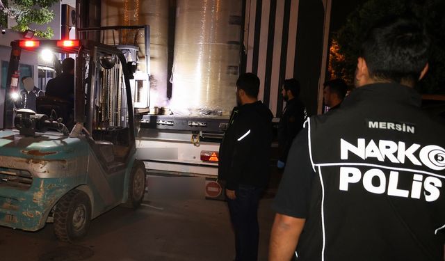 Mersin'de durdurulan TIR'da 223 kilogram skunk maddesi bulundu