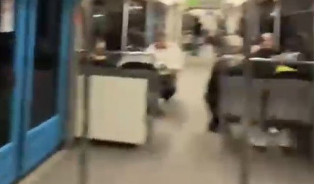 Metroda Kağıt Oynadılar