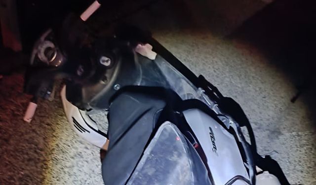 Motosiklet refüje çarpıp devrildi