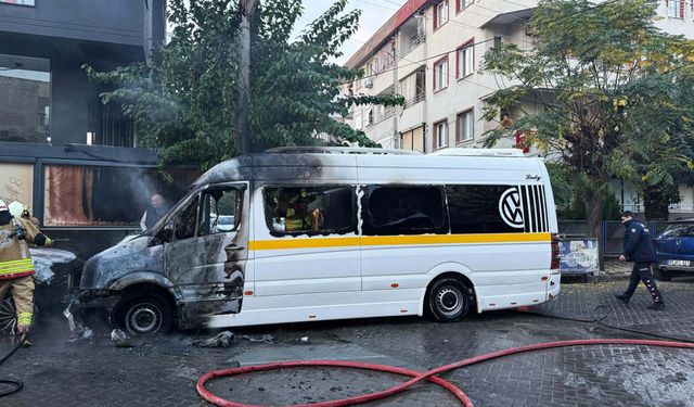 Öğrenci servis minibüsünde çıkarak otomobile sıçrayan yangın söndürüldü