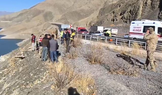Otomobil Baraj Gölüne Yuvarlandı