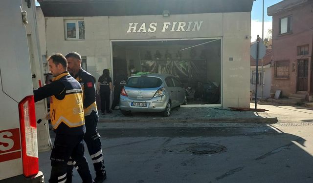 Otomobil fırına daldı