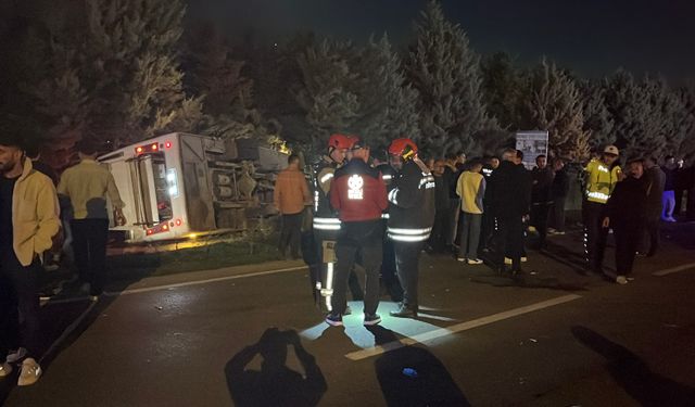 Otomobil ile Çarpışan Midibüs Devrildi