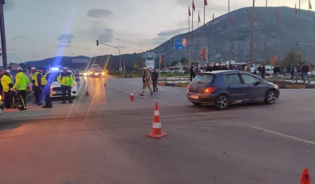 Otomobiliyle motosiklete çarpan şahıs yaya olarak kaçtı: 1 yaralı