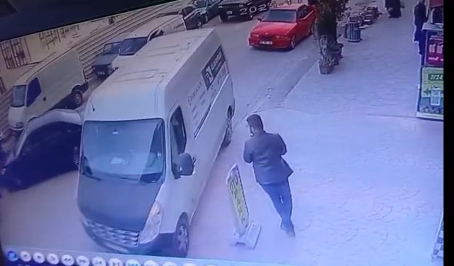 Otopark görevlisi geri geri giden minibüsü son anda durdurdu