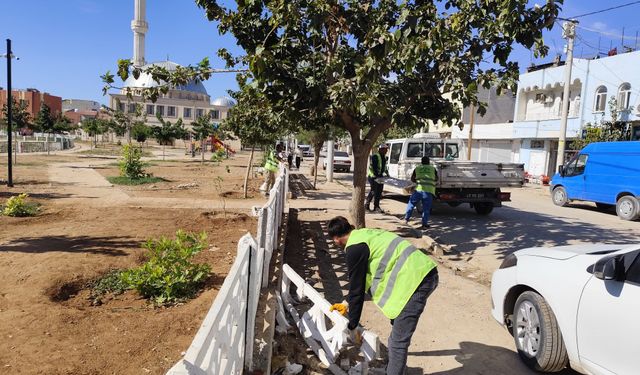 Park duvarını tekmeleyen 2 çocuk kamerayla görüntülendi