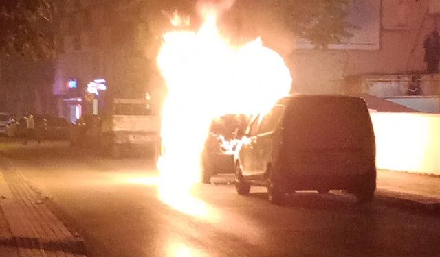 Samsun'da park halindeki otomobili alevler sardı