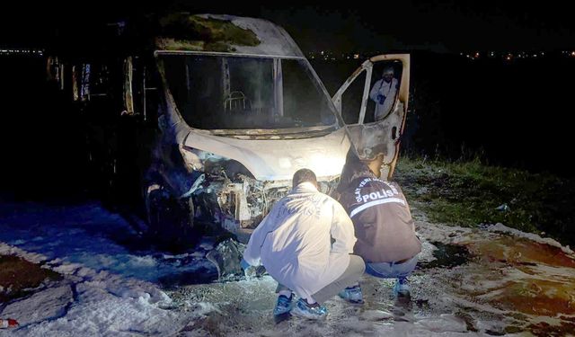 Servis minibüsünü ateşe verdi