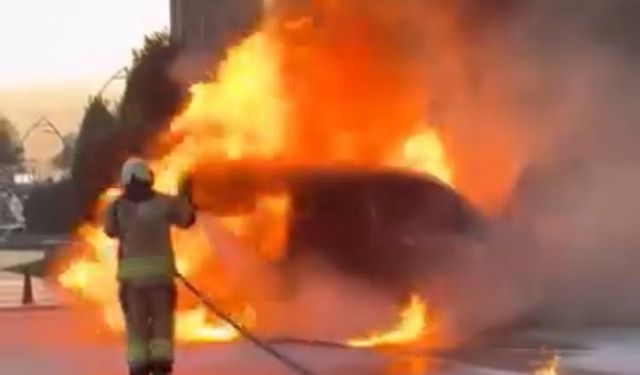 Sultangazi'de alev topuna dönüşen hafif ticari araç kullanılamaz hale geldi