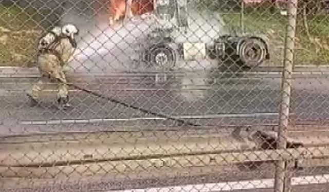 Tuzla'da  TIR'ı alevler sardı