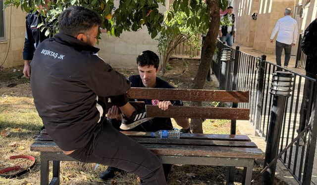 Uyurken bacağını banka sıkıştırdı, itfaiye kurtardı