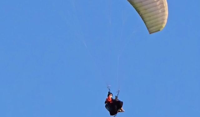 Yamaç paraşütü yaparken gökyüzünde ayran içtiler