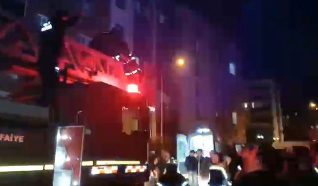 Yanan Evin Balkonunda Çocuk Mahsur Kaldı