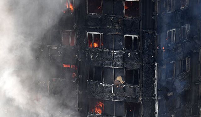 Hong Kong’da Çok Katlı Binada Korkutan Yangın