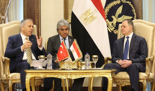 Bakan Yerlikaya Mahmud Tevfik ile Kahire'de görüştü
