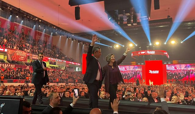 ÖZGÜR ÖZEL COŞKUYLA KARŞILANDI