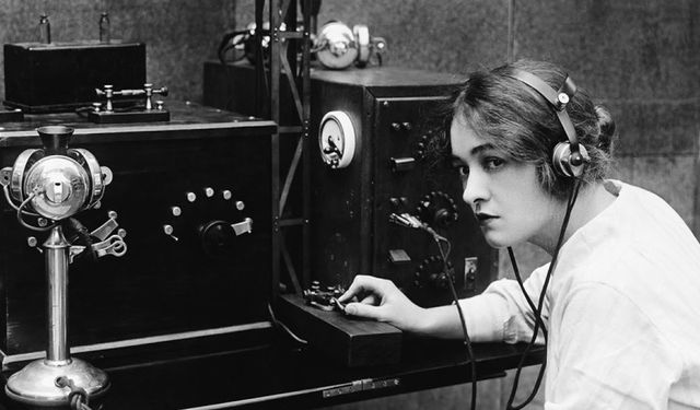 Eter Dalgalarındaki İlk Ses: Dünyanın İlk Radyo Yayını