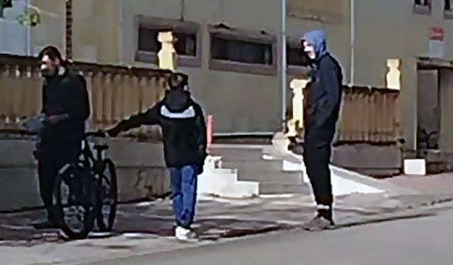 12 yaşındaki çocuğu tartaklayıp boğazını sıktılar
