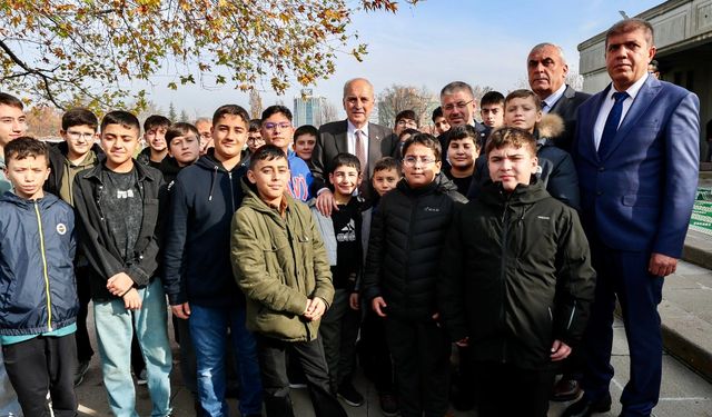 Çopuroğlu Kayseri'den gelen öğrencileri Meclis'te ağırladı