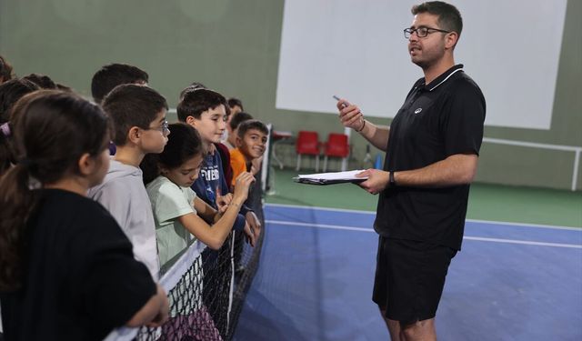 Nevşehir'de farklı yaş gruplarına tenis dersi