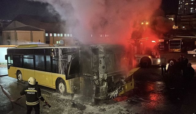 Park halindeki halk otobüsü alev aldı