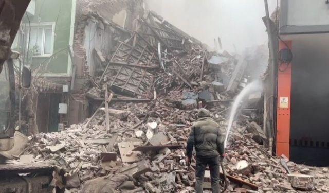 4 Katlı Binanın Sadece En Üst Katı Ayakta Kaldı