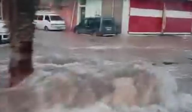 Adana'da içme suyu borusu patlayınca yollar çöktü